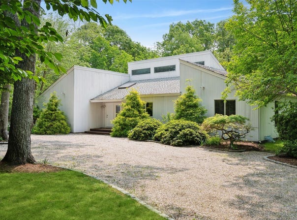 8 Midhampton Court, Quogue, NY 11959