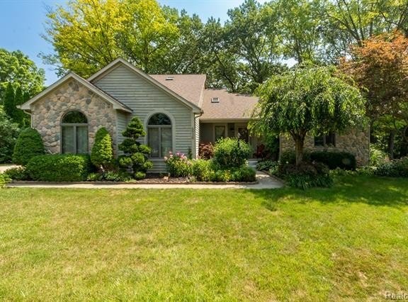 6939 West Ridge Drive, Brighton, MI 48116