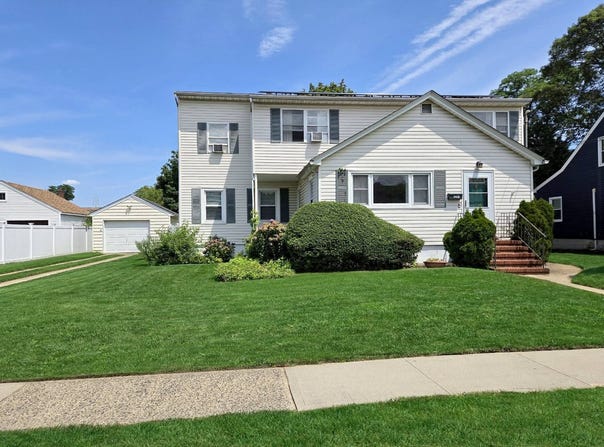 2991 Girard Pl, Merrick, NY 11566