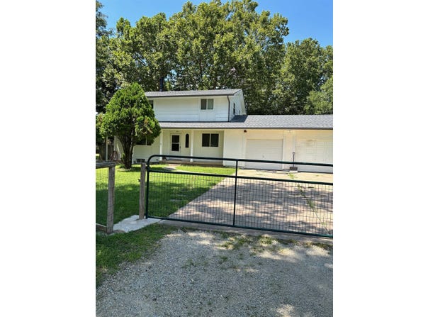 10475 S Hillside St, Mulvane, KS 67110