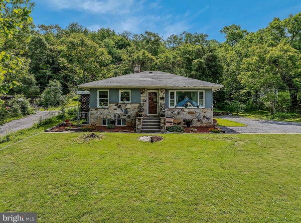 9 S LAUREL AVENUE, BERKELEY SPRINGS, WV 25411