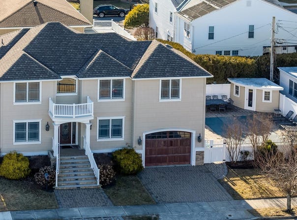 300 N Delavan Ave, Margate, NJ 08402
