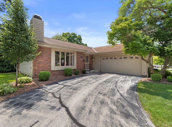 5404 Somerset Ln, Greenfield, WI 53221
