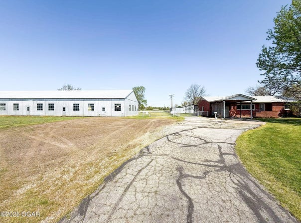 1127 E Country Road, Columbus, KS 66725
