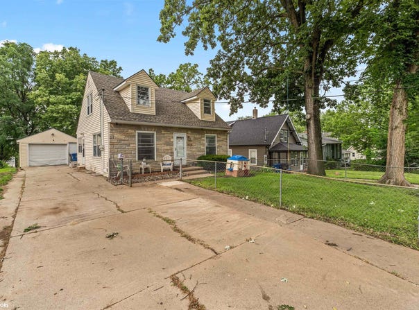 1416 Clinton Avenue, Des Moines, IA 50313