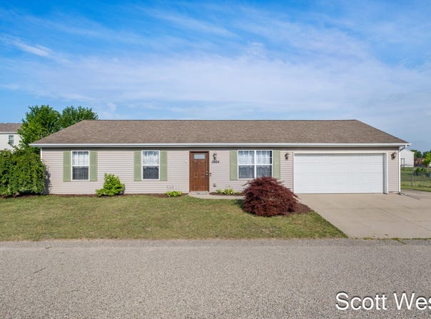 11664 Bear Meadows Drive SE, Alto, MI 49302
