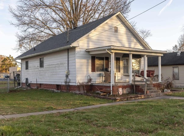 402 S CLAY Street, Sesser, IL 62884