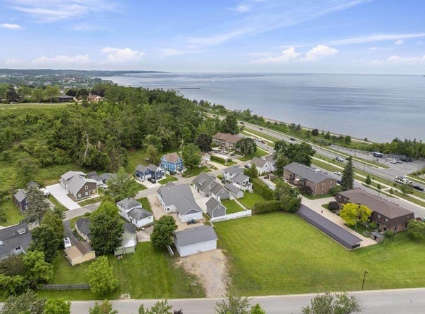 135 BEAUBIEN, PETOSKEY, MI 49770