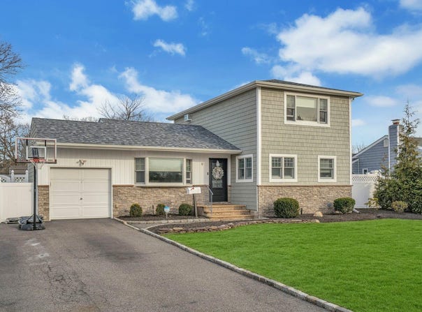 9 Orchid Lane, Commack, NY 11725
