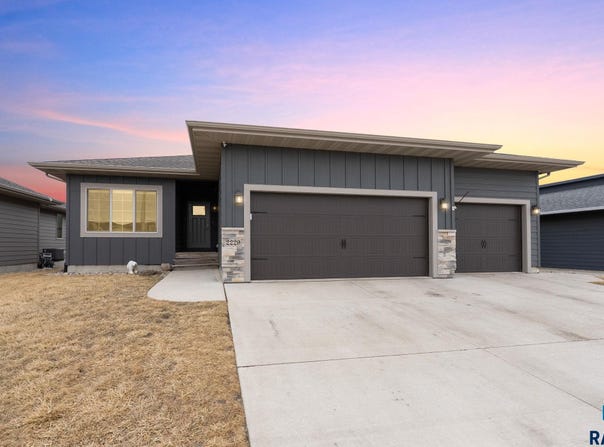 2229 S Creekview Ave, Sioux Falls, SD 57106