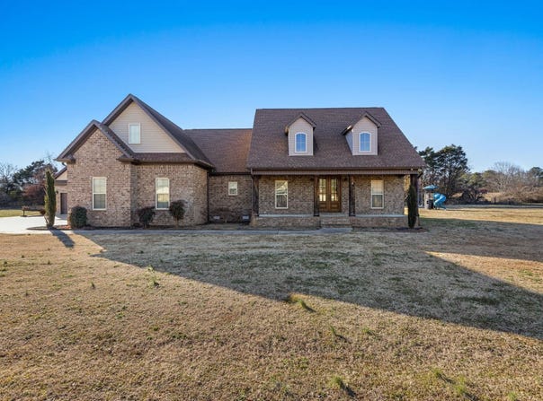 105 Fieldwood Dr, Tuscumbia, AL 35674