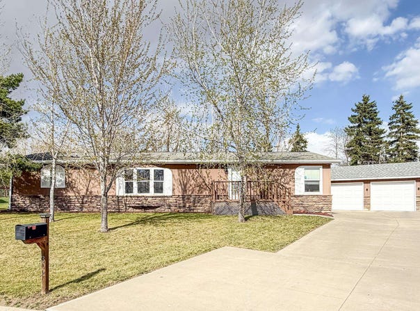 302 6th St, Surrey, ND 58785