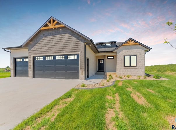 405 N Sunshine Ave, Brandon, SD 57005