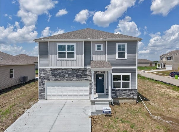 21800 Lucca Lane, Peculiar, MO 64078