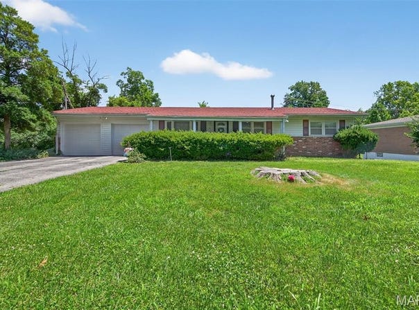 28 Queensbrook Place, Olivette, MO 63132