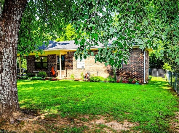 300 N 4th ST, Lavaca, AR 72941