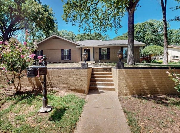 201 Trailwood Drive, Euless, TX 76039