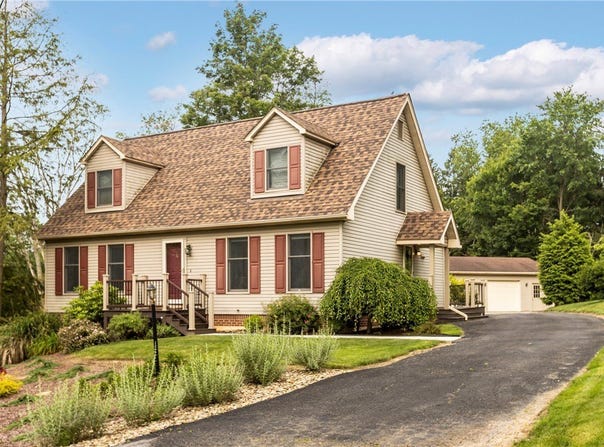 4 Pleasant Grove Dr, Patterson Heights, PA 15010