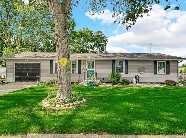 718 W Elizabeth Street, Kouts, IN 46347