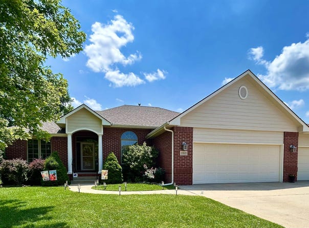 1103 Barberry Dr, Hutchinson, KS 67502