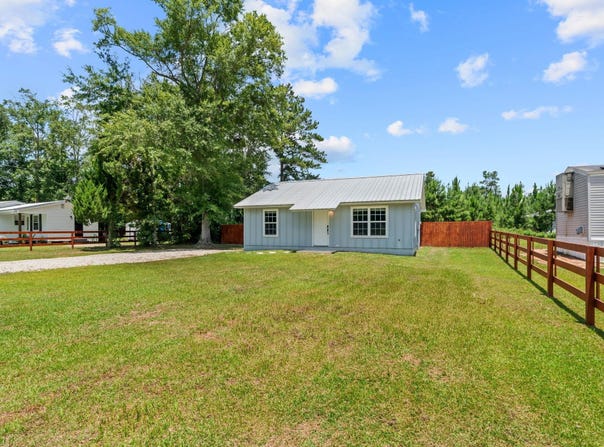 10490 NW Camellia Street, Bristol, FL 32321