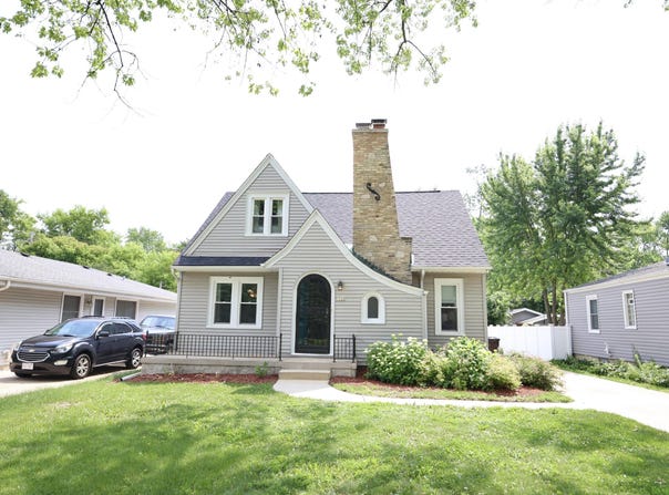 1522 S Sunny Slope Rd, New Berlin, WI 53151