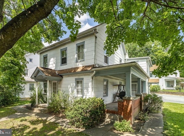 105 W MAIN STREET, LEOLA, PA 17540
