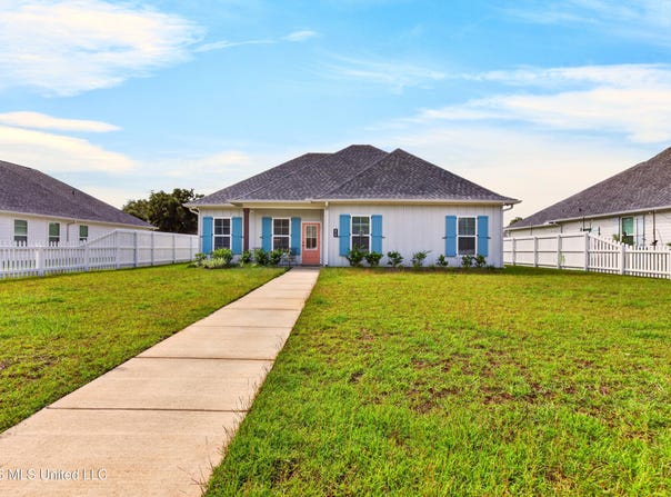818 Old Spanish Trail, Bay Saint Louis, MS 39520