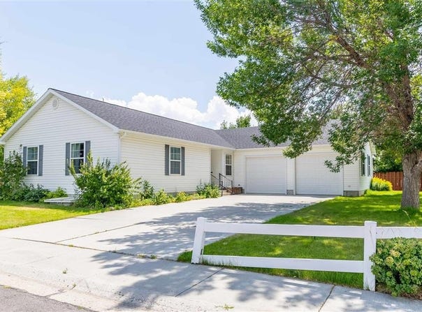 641 Oakwood Dr, Powell, WY 82435