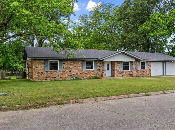 202 Mockingbird Cir, Mount Vernon, TX 75457