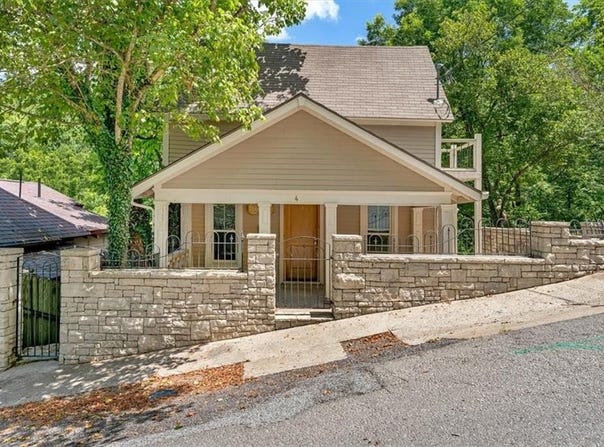 4 Douglas  ST, Eureka Springs, AR 72632