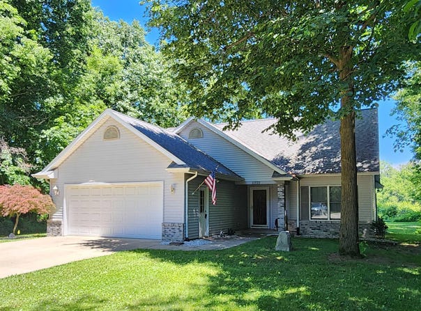 6999 E Tee Trail, Syracuse, IN 46567