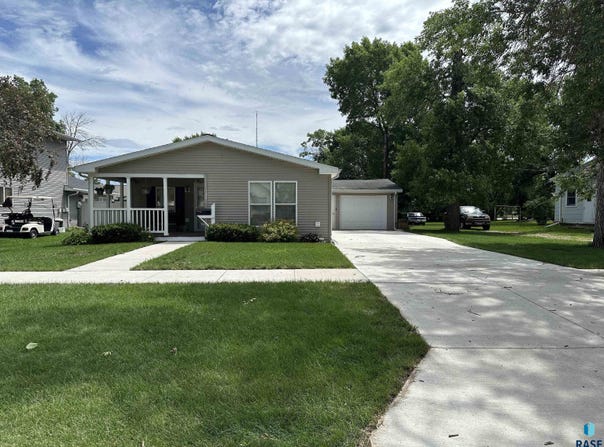 217 SE 4th Ave, Pipestone, MN 56164