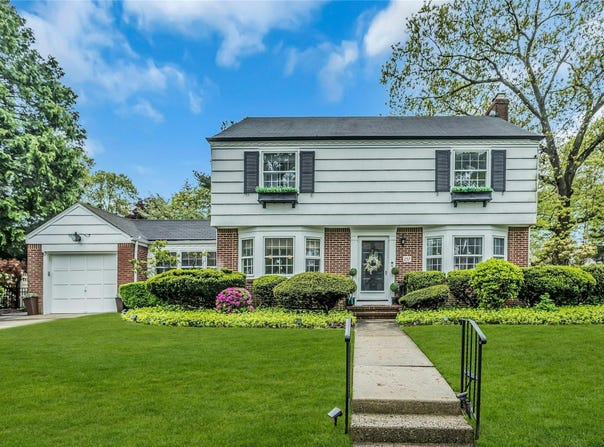 257 Hewlett Avenue, Merrick, NY 11566