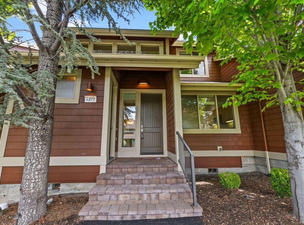 1277 Highland View Loop, Redmond, OR 97756