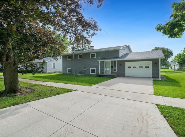 902 S 3rd, OREGON, IL 61061