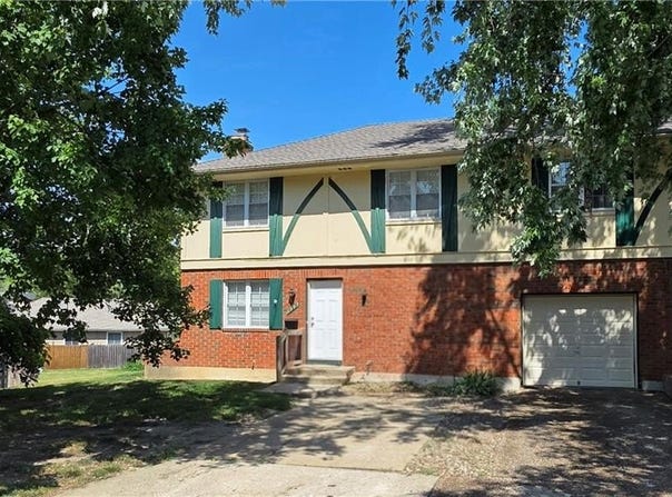 6949 Chapel Woods Lane, Kansas City, MO 64152