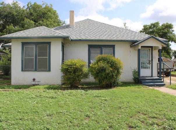 1002 Broadway St, Ballinger, TX 76821