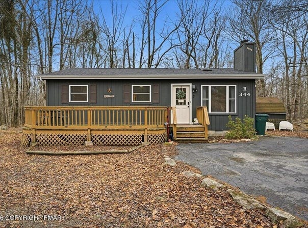 779 Country Place Drive, Tobyhanna, PA 18466