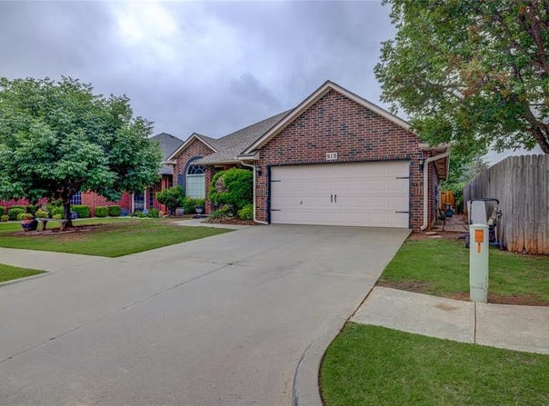 913 Elm Creek Drive, Moore, OK 73160