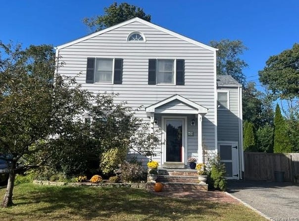 27 Rose Street, Islip, NY 11751