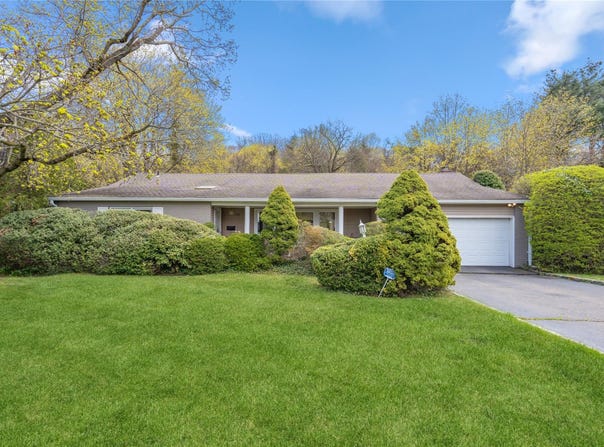 60 Spruce Drive, East Hills, NY 11576