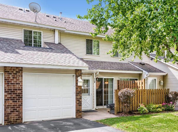 7026 19th Street N, Oakdale, MN 55128