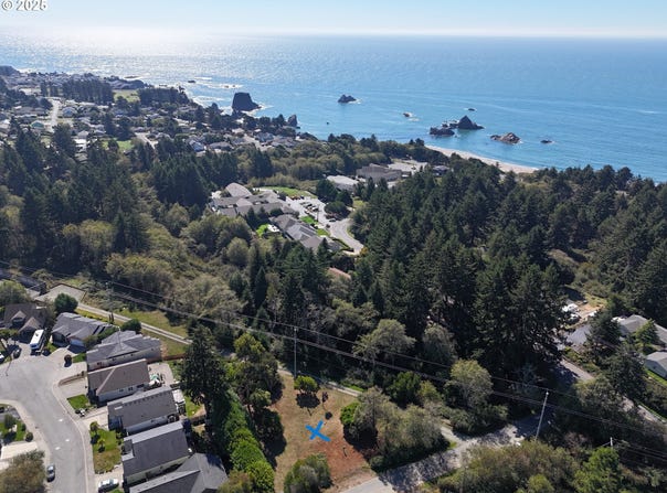 1300 HAMPTON RD, Brookings, OR 97415