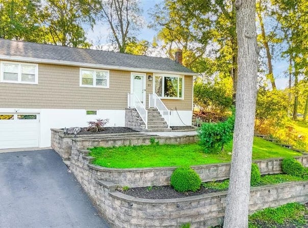 27 Minnehaha Boulevard, Oakland, NJ 07436