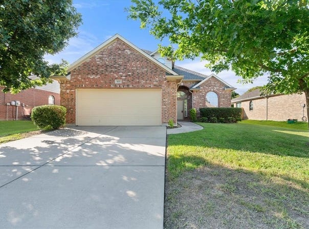 837 Pebblecreek Drive, Burleson, TX 76028