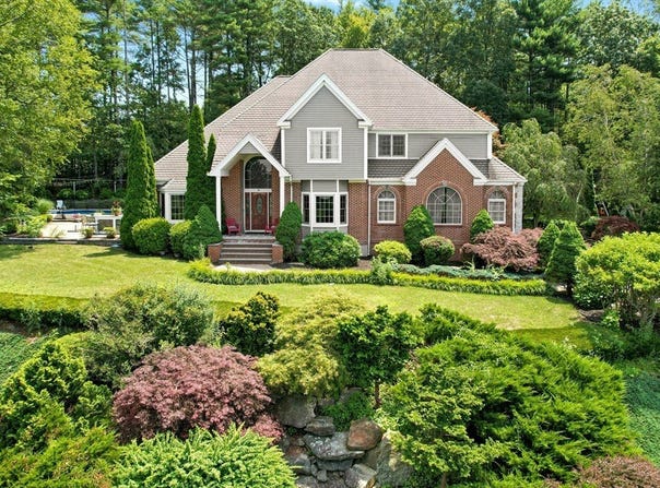 19 Elizabeth Drive, Auburn, MA 01501