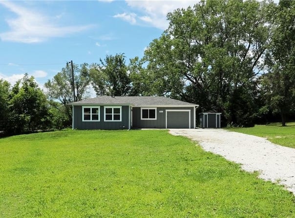 901 School Road, Peculiar, MO 64078