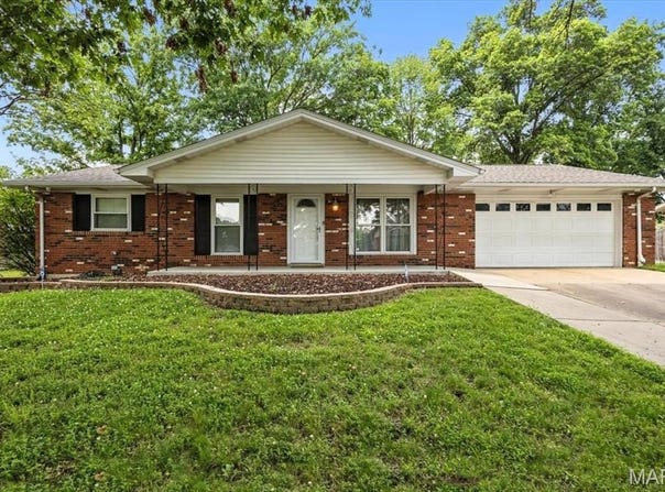 1689 Heffington Drive, Chesterfield, MO 63017