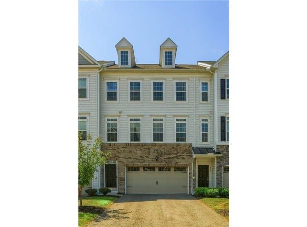 227 Eagle Dr, Cranberry Twp, PA 16066